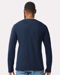 Gildan 64400 Unisex Softstyle® Long Sleeve T-Shirt – Navy (on model back)