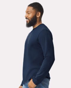 Gildan 64400 Unisex Softstyle® Long Sleeve T-Shirt – Navy (on model side)