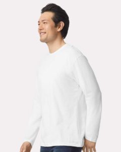 Gildan 64400 Unisex Softstyle® Long Sleeve T-Shirt – White (on model side)