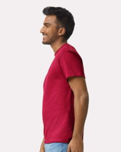 Gildan 2000 Unisex Ultra Cotton® T-Shirt – Antique Cherry Red (on model side)