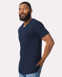 Gildan 64V00 Unisex Softstyle® V-Neck T-Shirt – Navy (on model side)