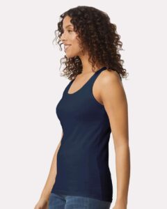 Gildan 64200L Women’s Softstyle® Tank Top – Navy (on model side)