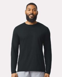 Gildan 42400 Unisex Performance® Long Sleeve T-Shirt – Black (on model)