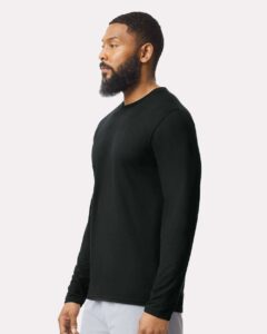 Gildan 42400 Unisex Performance® Long Sleeve T-Shirt – Black (on model side)
