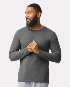Gildan 42400 Unisex Performance® Long Sleeve T-Shirt – Charcoal (on model)
