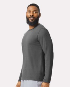 Gildan 42400 Unisex Performance® Long Sleeve T-Shirt – Charcoal (on model side)