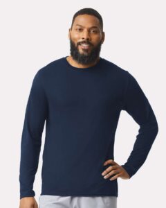 Gildan 42400 Unisex Performance® Long Sleeve T-Shirt – Navy (on model)