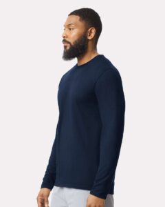 Gildan 42400 Unisex Performance® Long Sleeve T-Shirt – Navy (on model side)