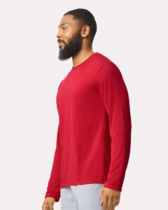 Gildan 42400 Unisex Performance® Long Sleeve T-Shirt – Red (on model side)
