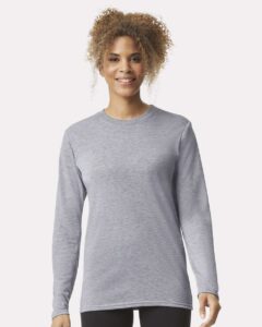Gildan 42400 Unisex Performance® Long Sleeve T-Shirt – Sport Grey (on model)