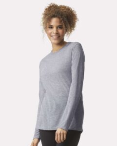 Gildan 42400 Unisex Performance® Long Sleeve T-Shirt – Sport Grey (on model side)