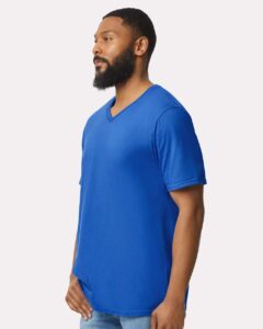 Gildan 64V00 Unisex Softstyle® V-Neck T-Shirt – Royal (on model side)