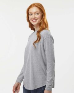 LAT 3508 Women’s Fine Jersey Long Sleeve Tee – Heather (on model side)